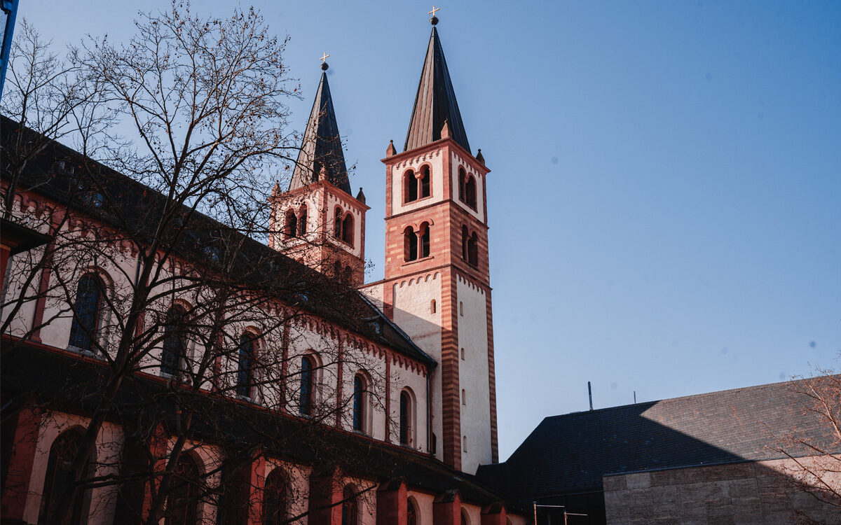 Der Dom von Würzburg mit Blick aus dem Hof auf die beiden Türme Der Dom von Würzburg mit Blick aus dem Hof auf die beiden Türme